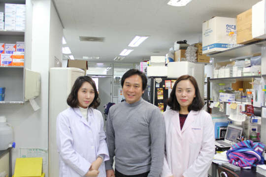 지난 12일 대전시 어은동에 위치한 한국생명공학연구원에서 만난 유니나씨(왼쪽부터), 김재화 교수, 정진선씨.    UST 제공